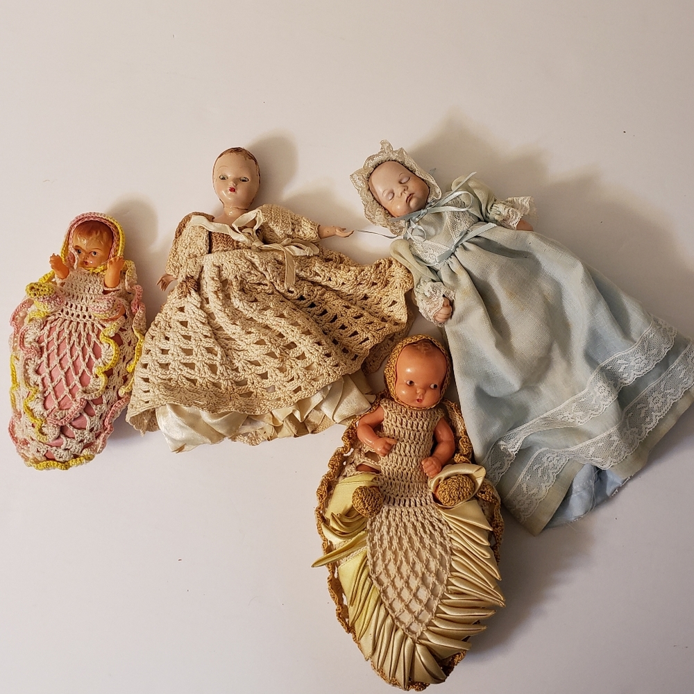 ANTIQUE COLLECTION OF LITTLE DOLLS